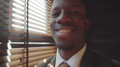 Porträt-Eines-Glücklichen-Afroamerikanischen-Geschäftsmannes